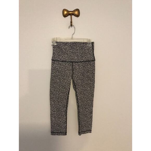 Lululemon Wunder Under Crop Hi Rise Miss Mosaic Black/White Pants - Size 6 - Picture 1 of 9